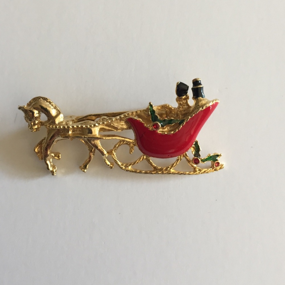 🎄 Vintage Holiday Sleigh Brooch – Gold Horse & Red Enamel Sleigh